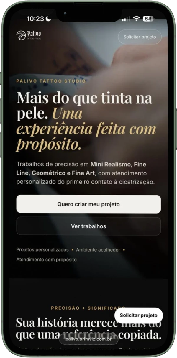 Página real Palivo Tattoo, com identidade preta e dourada